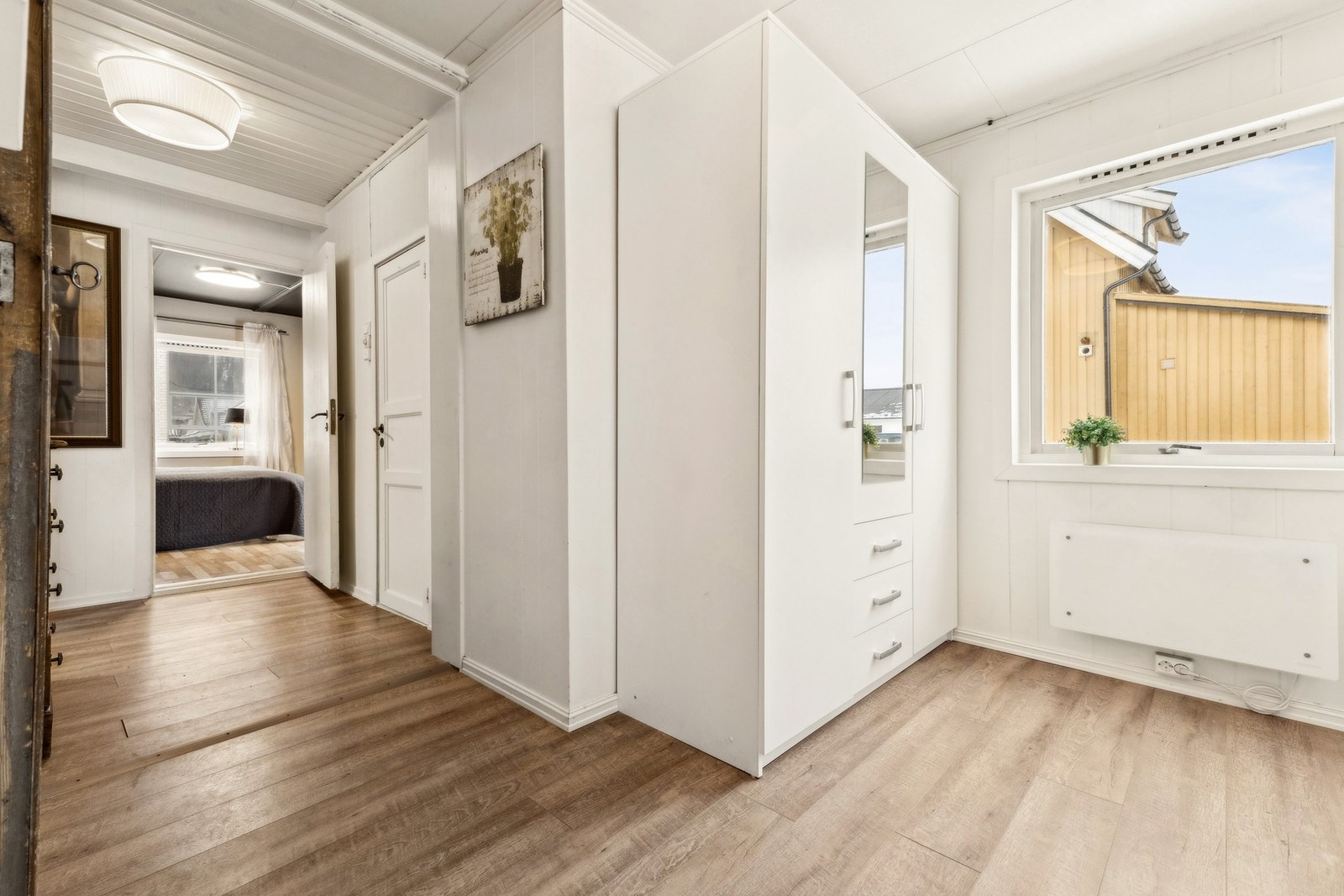 Boligen har totalt 5 soverom, 2 kjøkken og 2 våtrom. Galleribilde