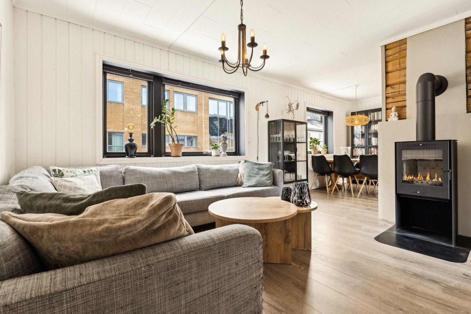 En herlig blanding av nytt og gammelt med delvis synlig tømmer. Galleribilde