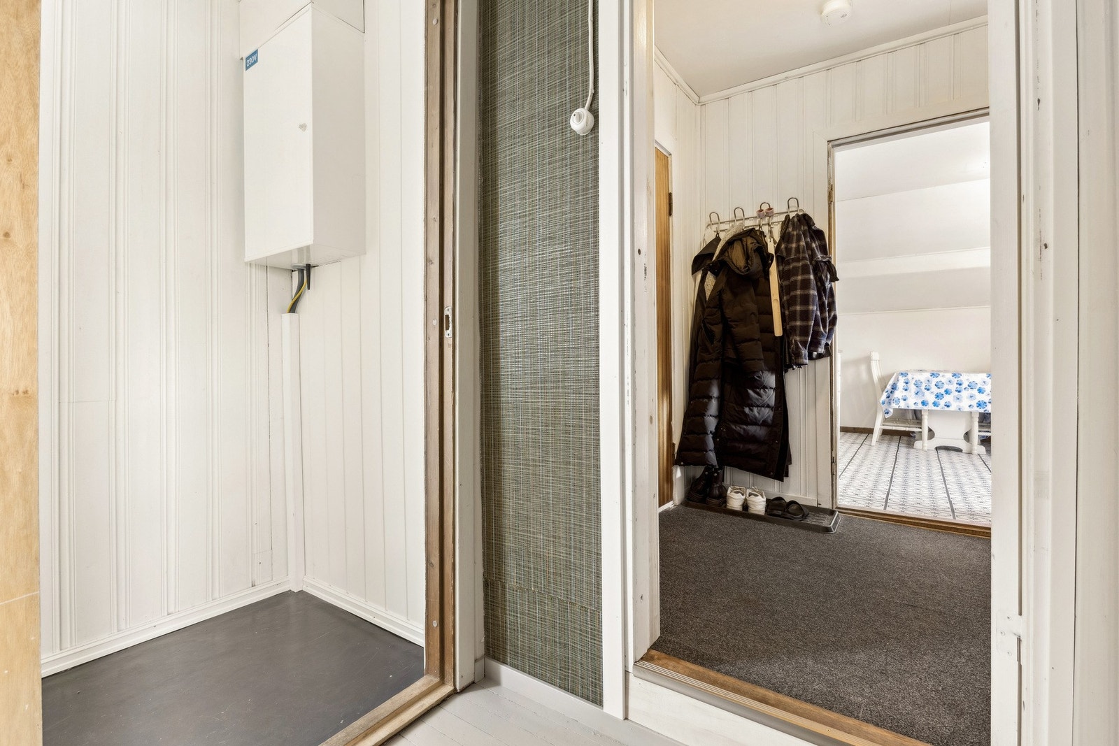 Boligen har to sikringsskap - et i hovedetasje og et på loft i trappeoppgangen, begge skap renovert i 2012. Galleribilde