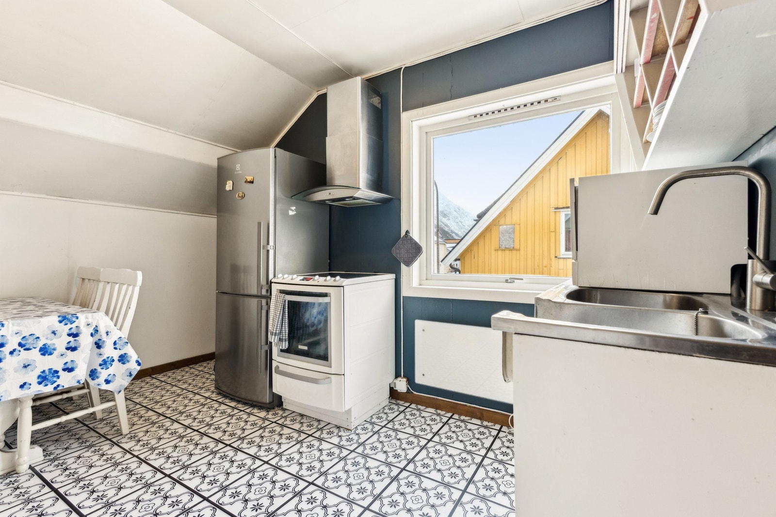 Eldre kjøkkeninnredning med utslagsvask og ventilator med avtrekk ut. Galleribilde