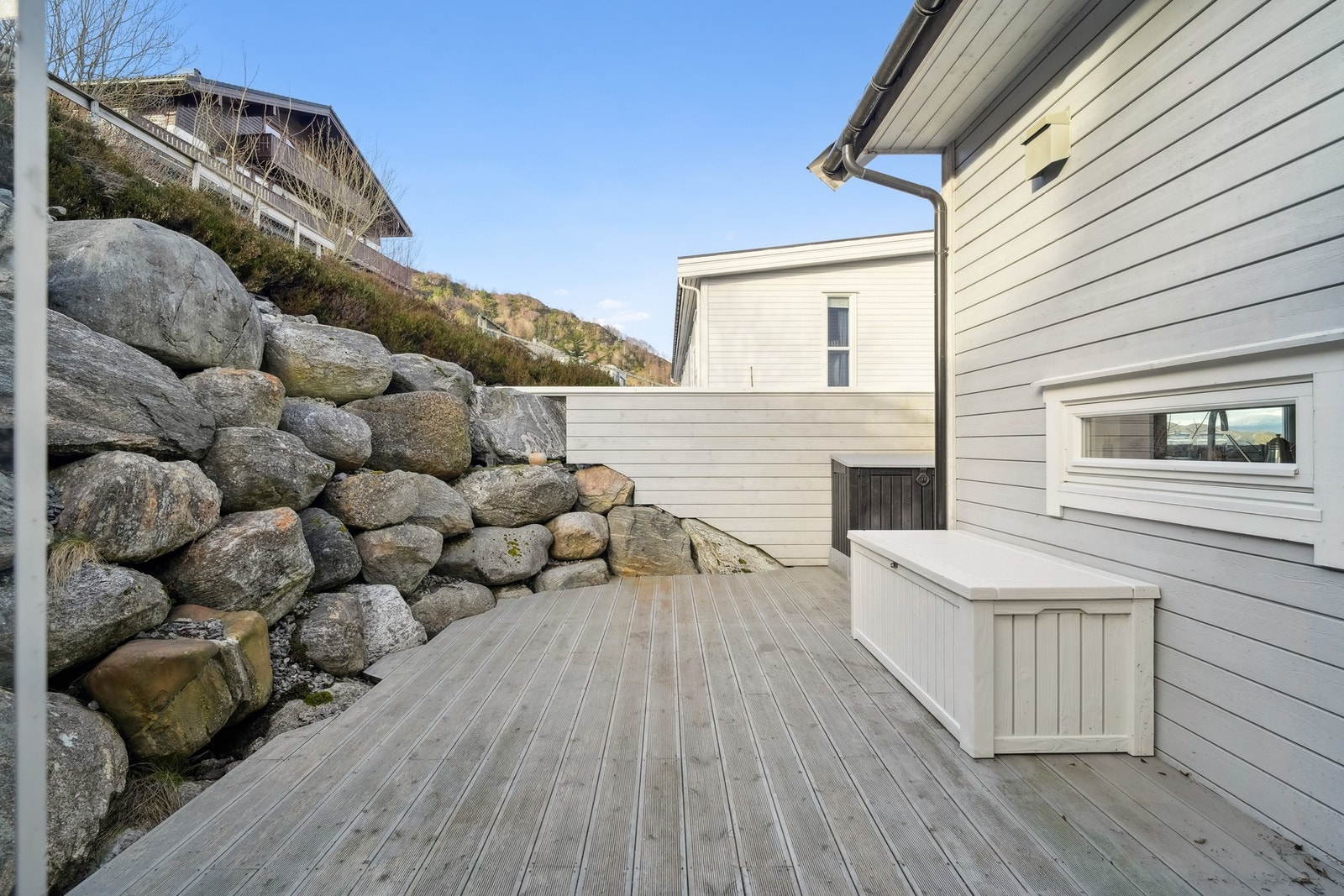 Det er god plass til sittegruppe og grillen på terrassen. Galleribilde