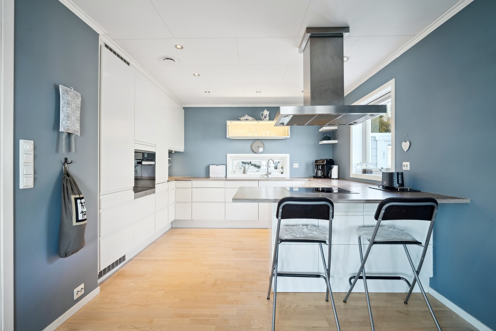 Åpen og sosial løsning mot stuen. Galleribilde