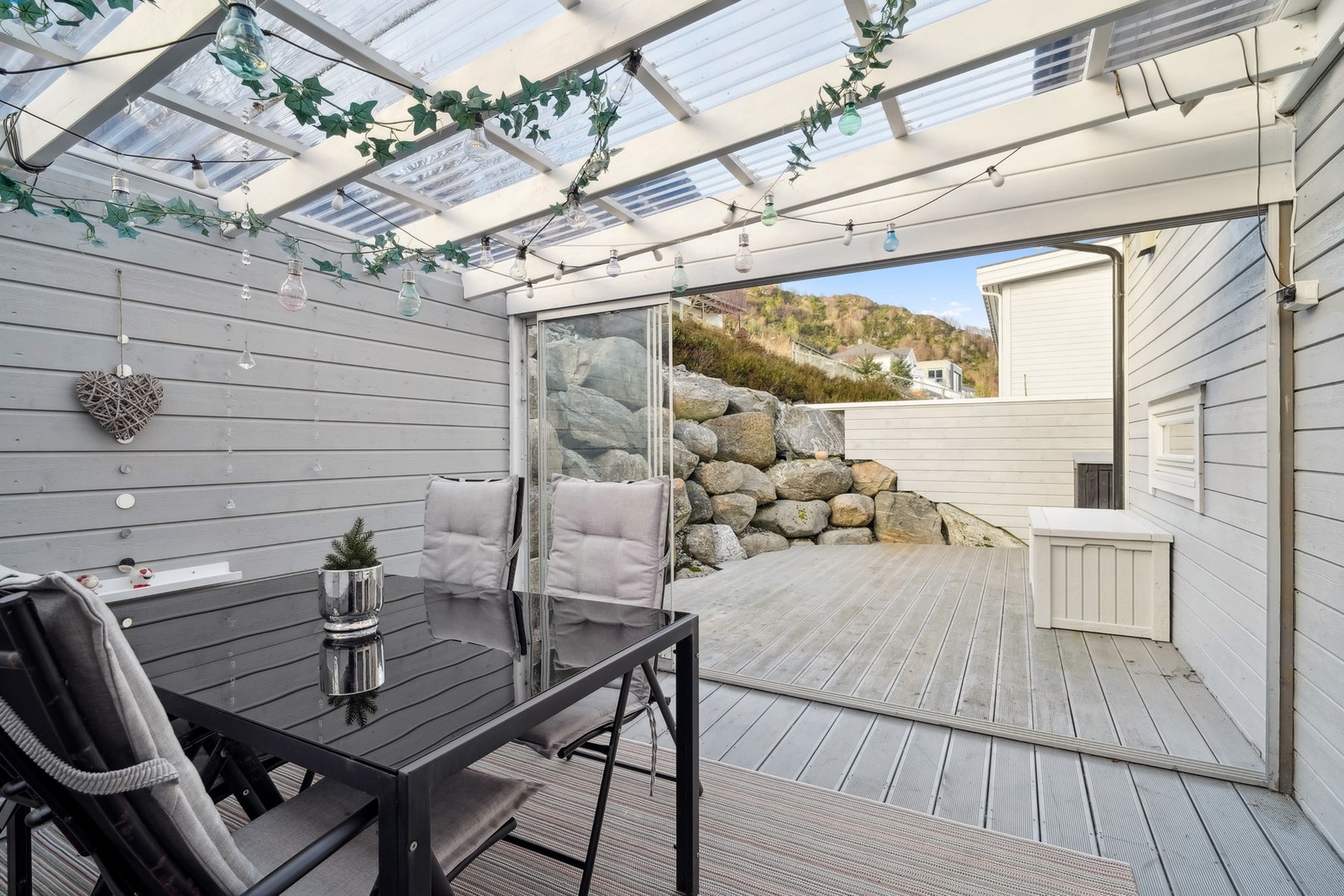 Hagestuen er beliggende mot vest, og her ligger alt til rette for å nyte sene kvelder. Galleribilde