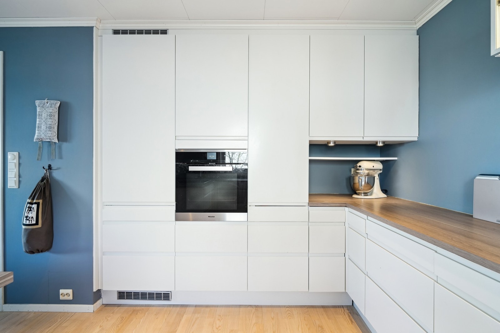 Integrerte hvitevarer som stekeovn, oppvaskmaskin, kjøl/fryseskap og induksjonstopp medfølger i handelen. Galleribilde