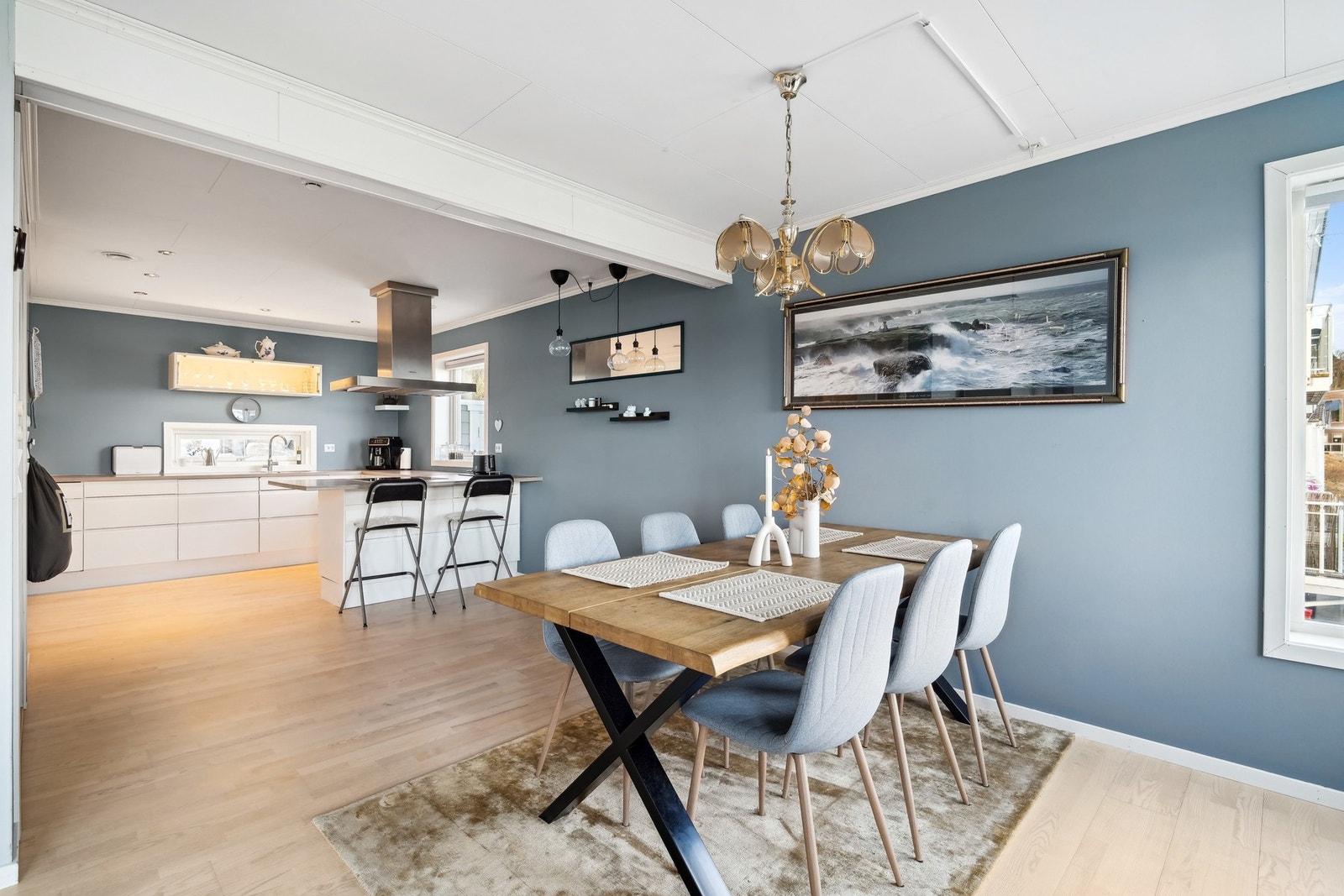 Stuen er inndelt i ulike brukssoner, og det passer utmerket å møblere med en større spisegruppe. Galleribilde