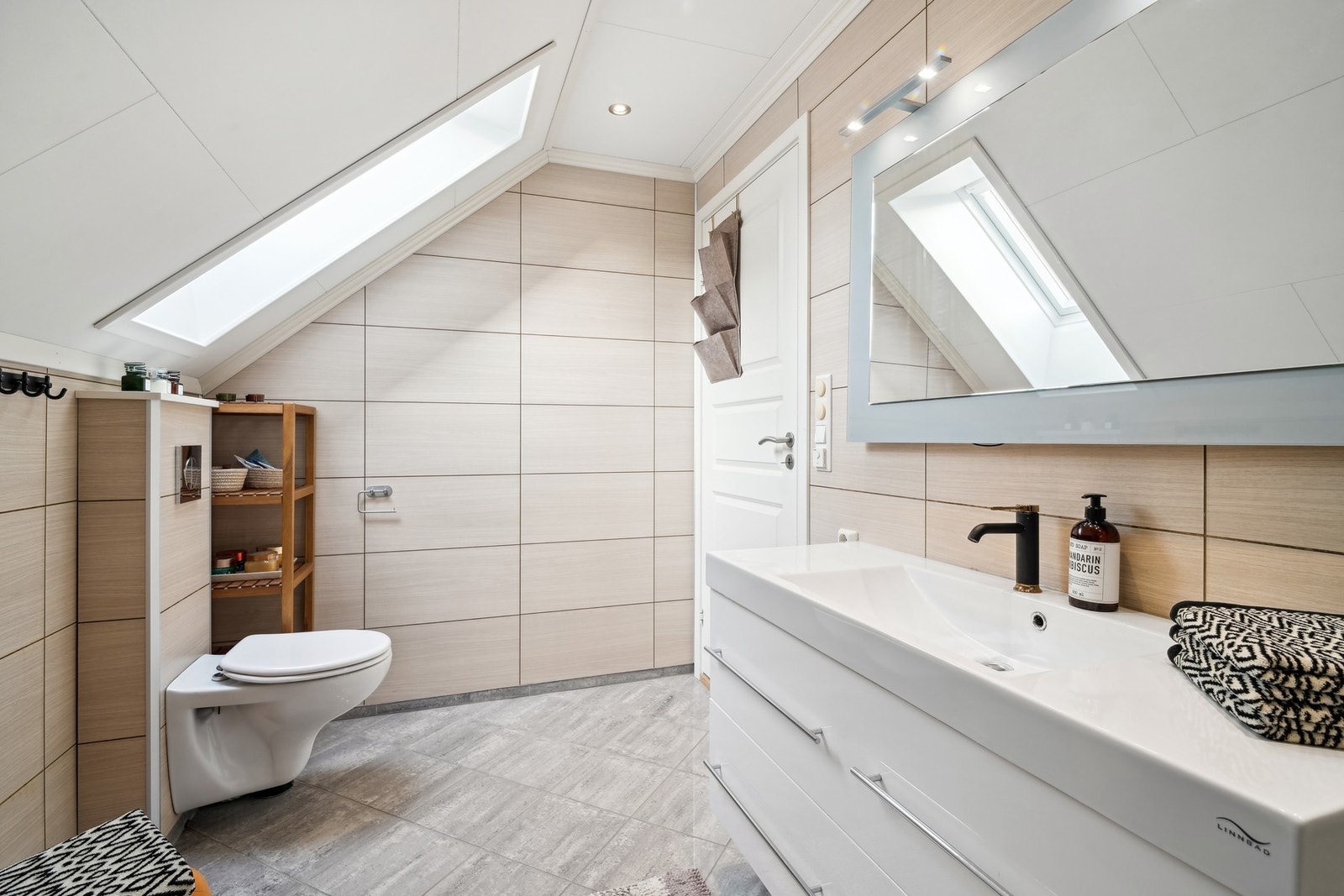 Badet har baderomsplater på vegger og flislagt gulv med elektriske varmekabler. Galleribilde