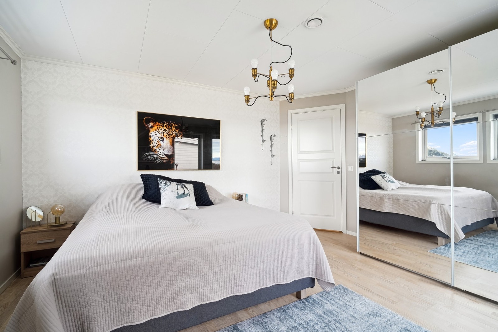 God plass til dobbeltseng og nattbord. Galleribilde