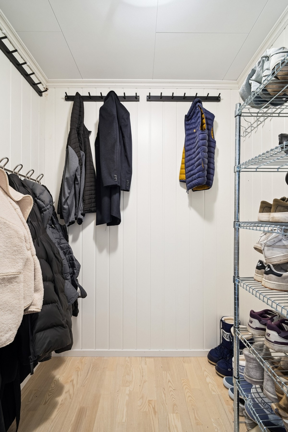 Innvendig bod i 1.etasje på ca. 2,9 kvm med knagger og hylleinnredning. Galleribilde