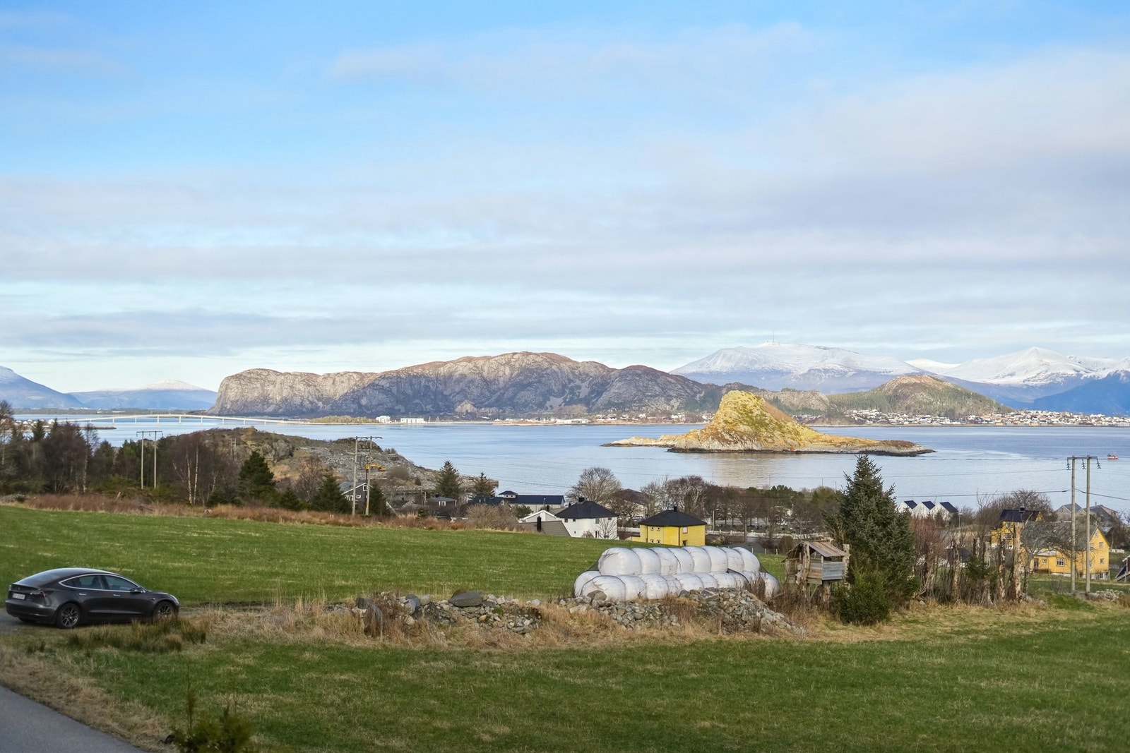 Eiendommen byr på en fantastisk utsikt mot mektige Sunnmørsfjell. Galleribilde