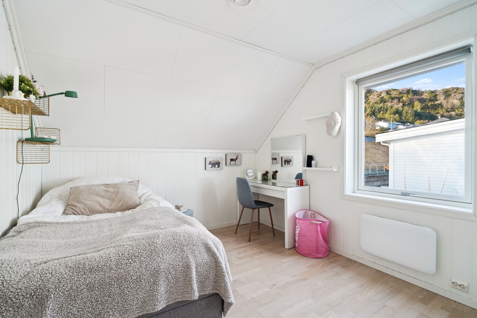 Soverom nr. 2 er på ca. 10,8 kvm. Galleribilde