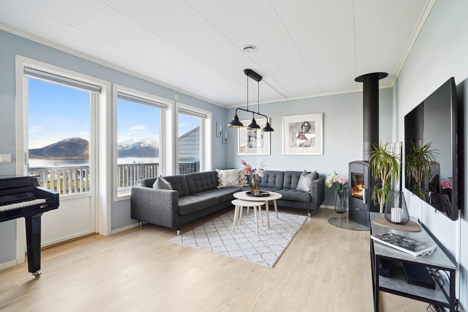 De store vindusflatene sørger for mye naturlig lys. Galleribilde