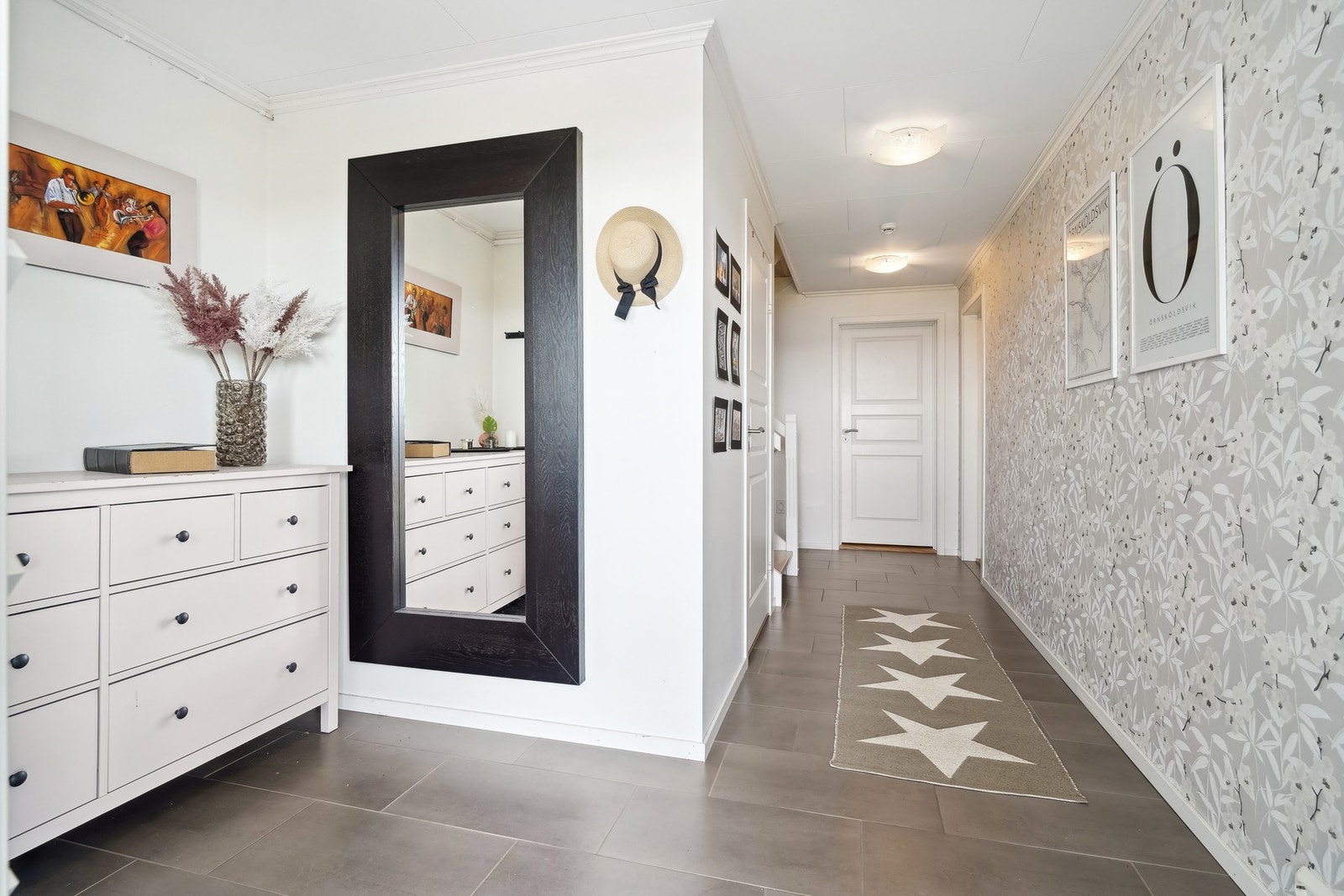 Lys og trivelig gang med elektriske varmekabler. Galleribilde