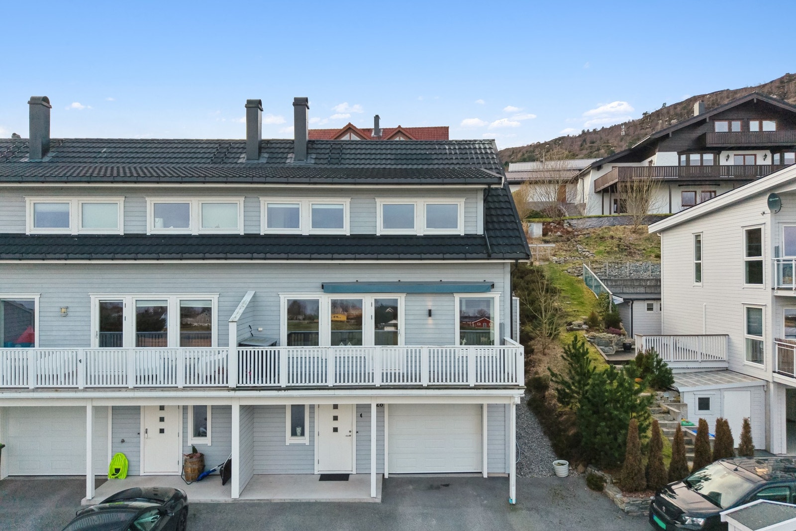 PrivatMegleren ved Steffen Usterud presenterer et velholdt og meget flott rekkehus med garasje på Godøya. Galleribilde