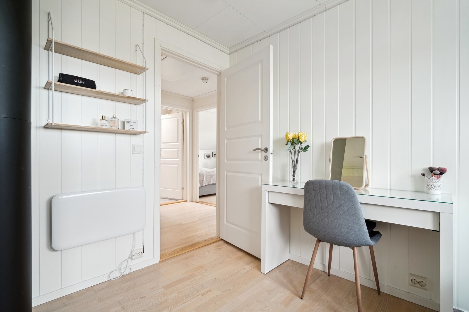 Innredet med seng, garderobeskap og skrivebord. Galleribilde