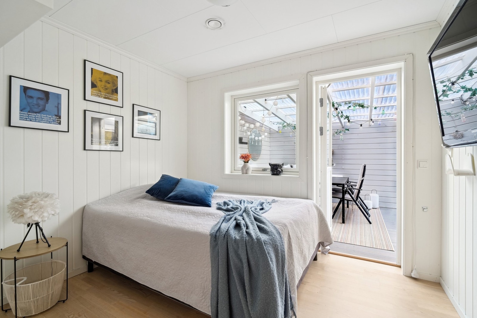 Det er et soverom i 2.etasje, og rommet har et areal på ca. 7,9 kvm. Herfra er det tilkomst til hagestuen. Galleribilde