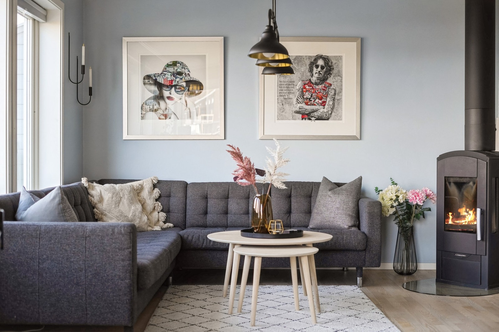 Lyse og moderne fargevalg er gjennomgående for boligen, og gulvet er belagt med laminat. Galleribilde