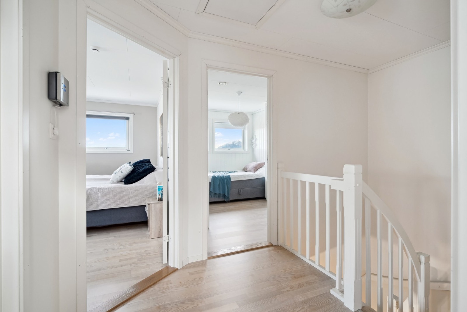 Vi tar turen opp til 3.etasje, hvor vi bl. annet finner tre soverom og bad. Galleribilde