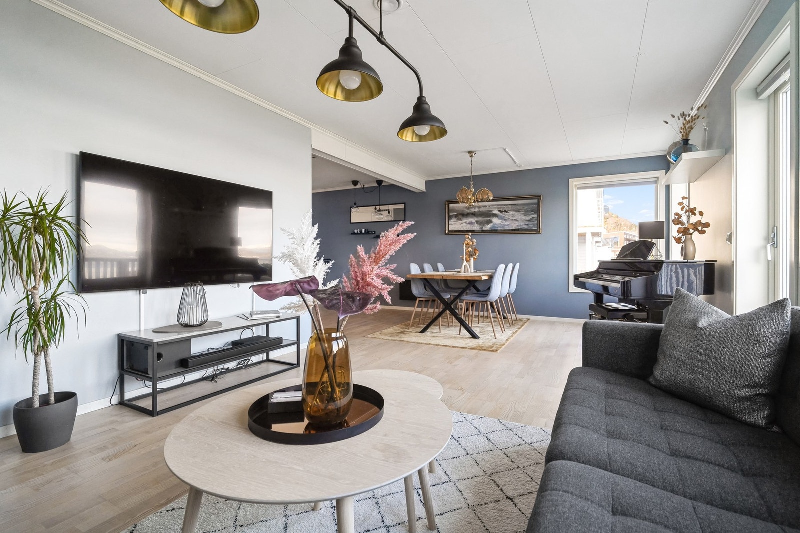 I stuen er det god plass til sofa med tilhørende møblering. Galleribilde