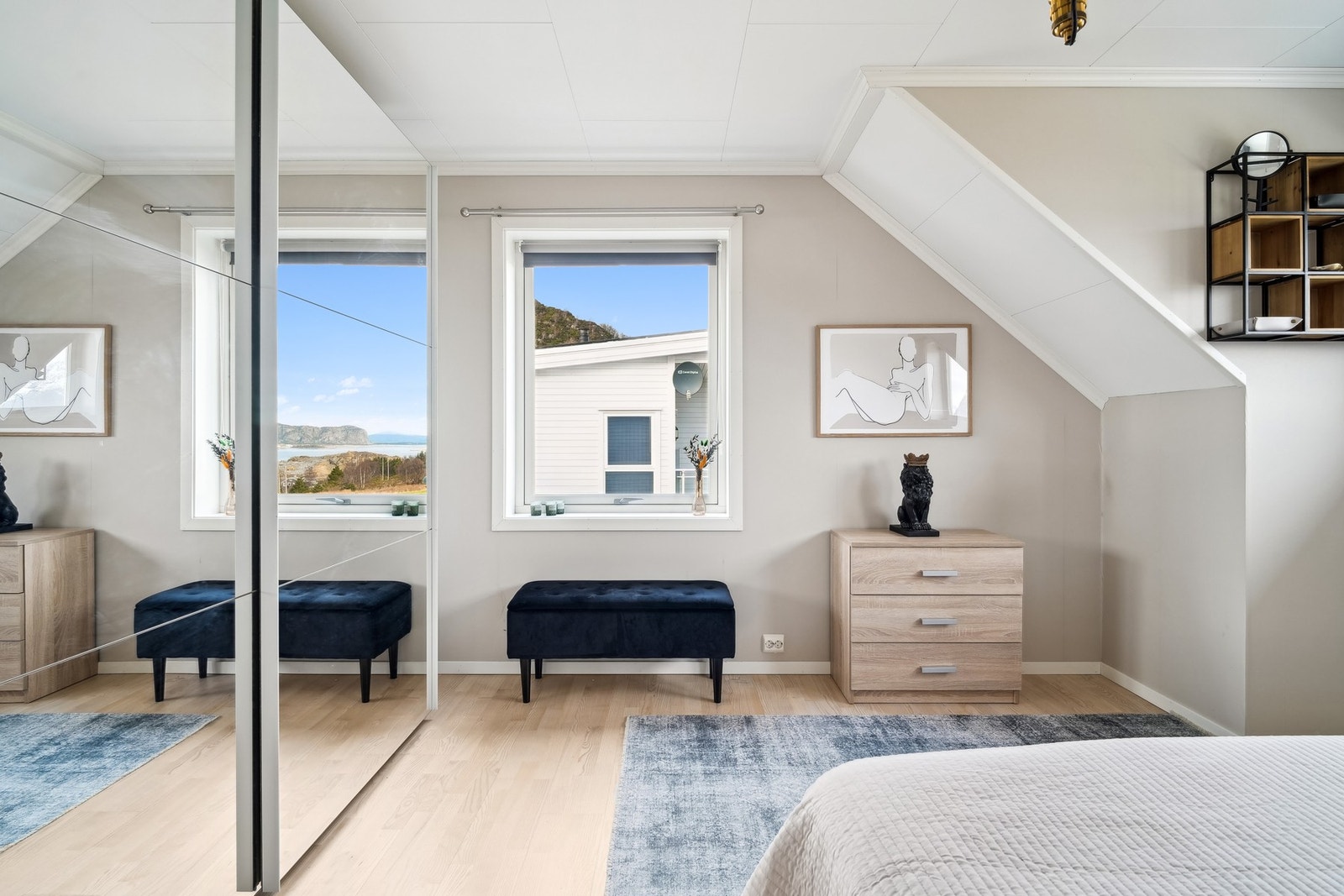 Her er det satt inn skyvedørsgarderobe med speildører for oppbevaring. Galleribilde