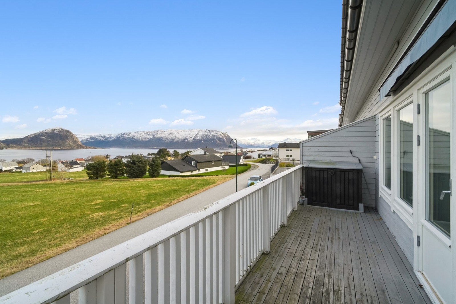 - levegg mot nabo som sørger for skjerming. Her er det plass til sittegruppe. Galleribilde