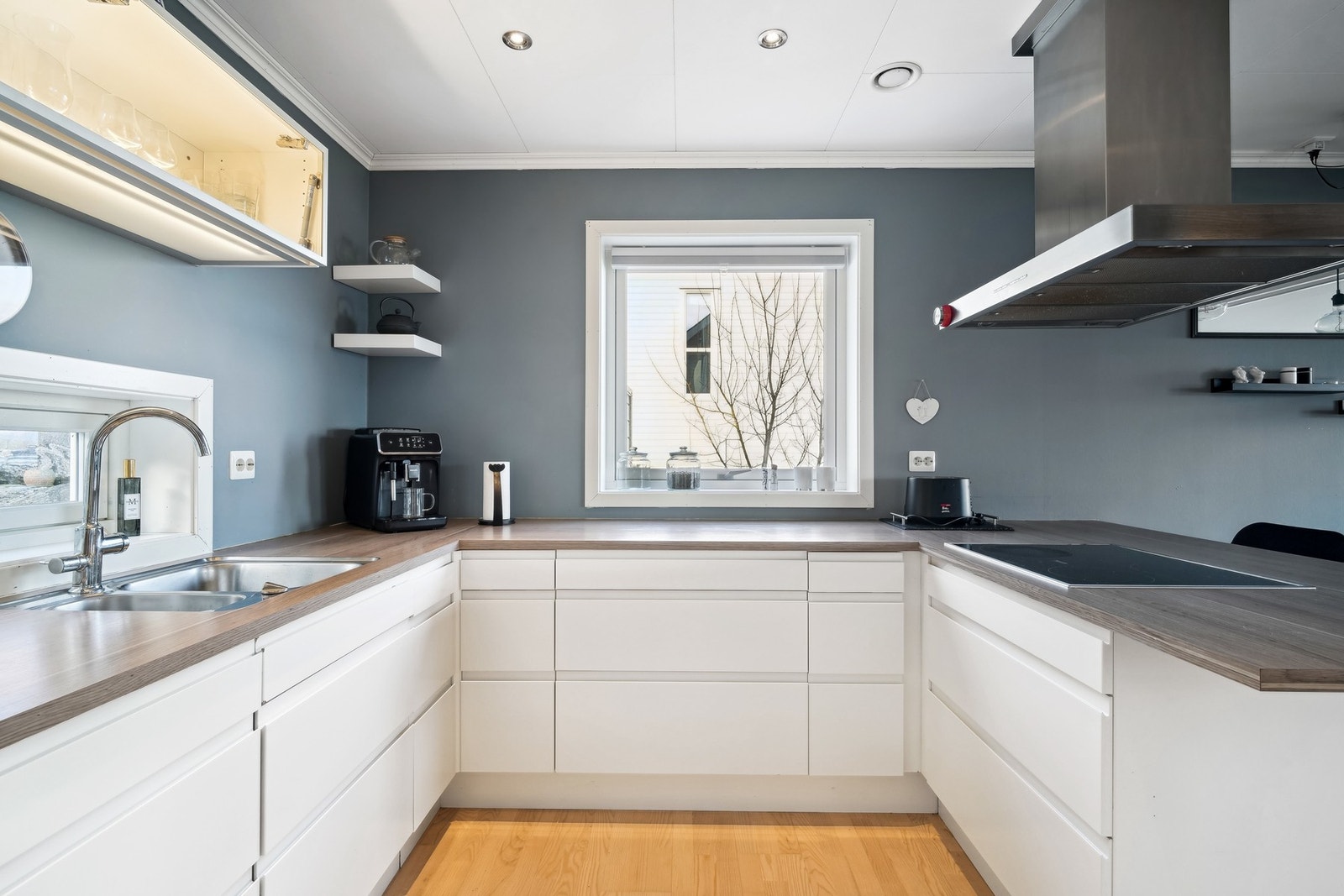 Det er godt med skap- og skuffeplass, samt fine arbeidsflater for matlagingen. Galleribilde