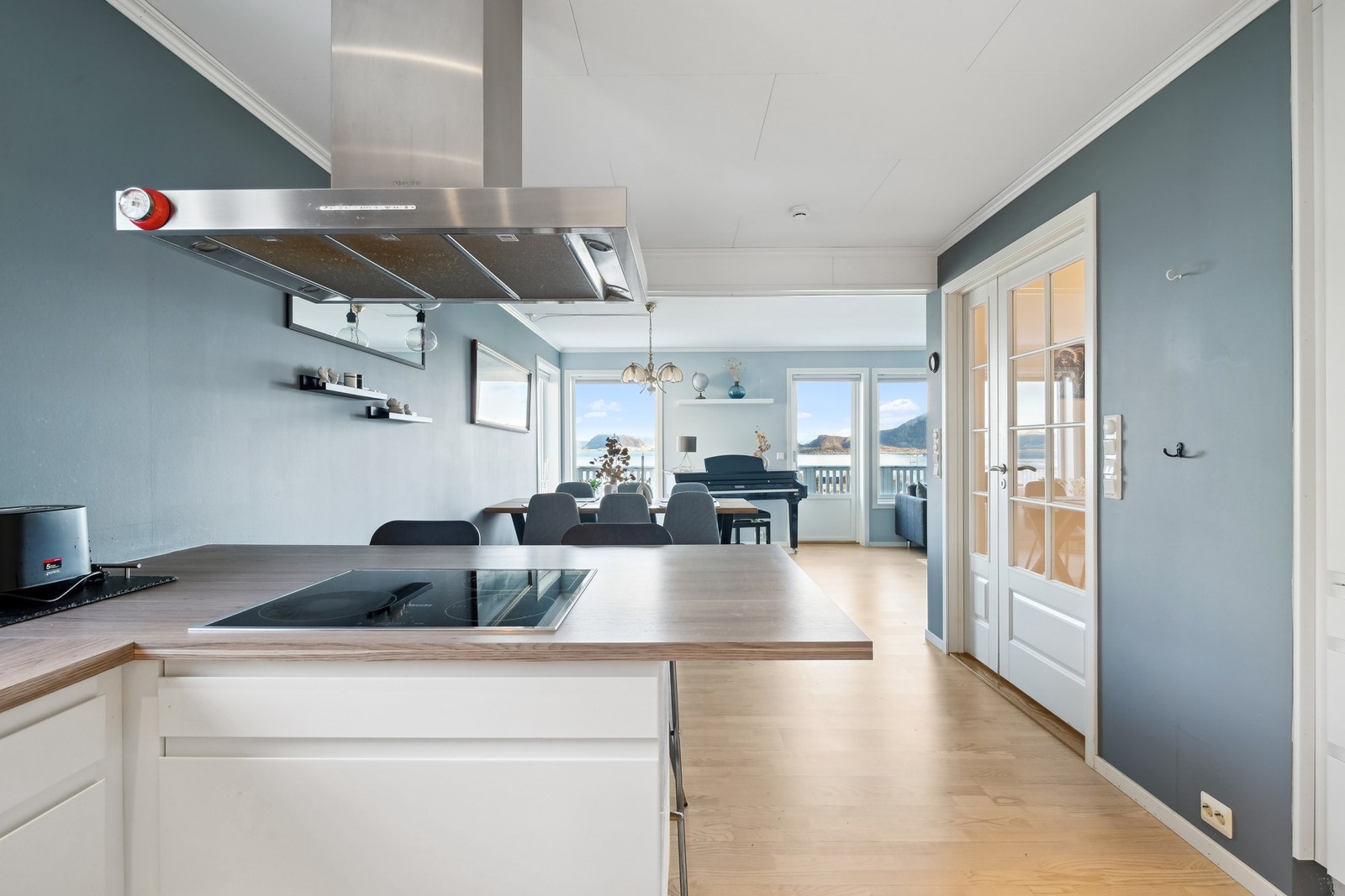 Ut mot stuen er det en fin kjøkkenøy, perfekt til måltider og gode samtaler, men også for lekselesing mens maten lages. Galleribilde