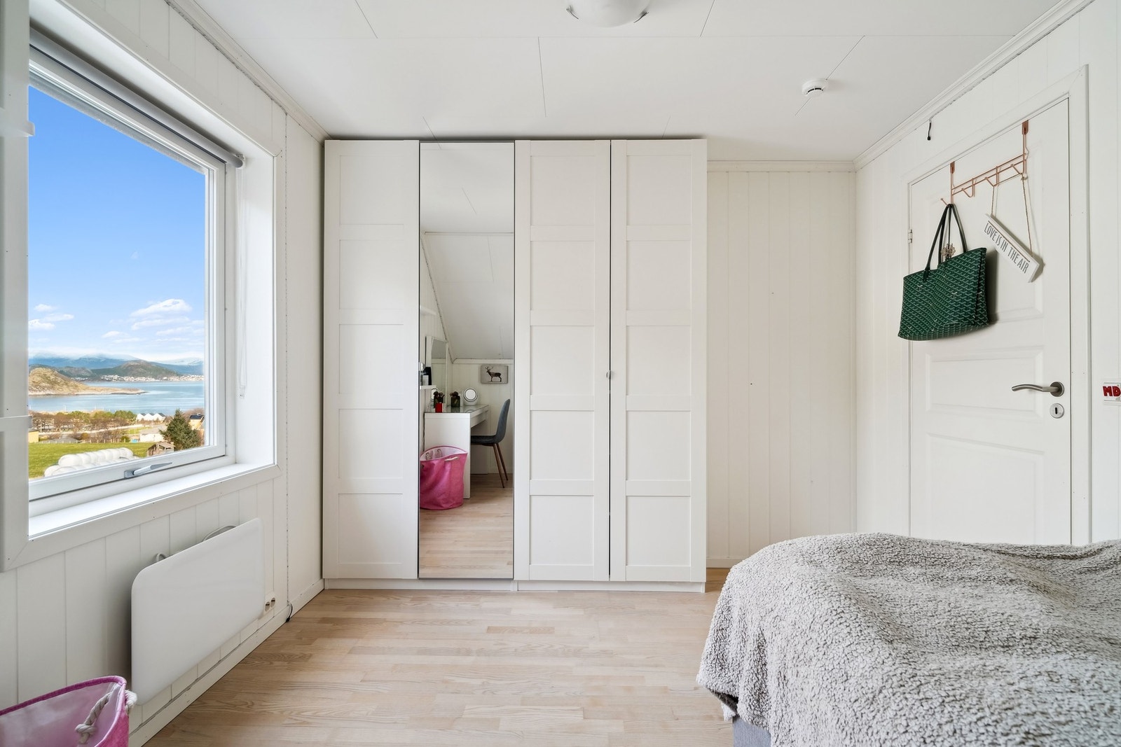 Rommet har god plass til ønsket sengestørrelse og garderobeløsning. Galleribilde