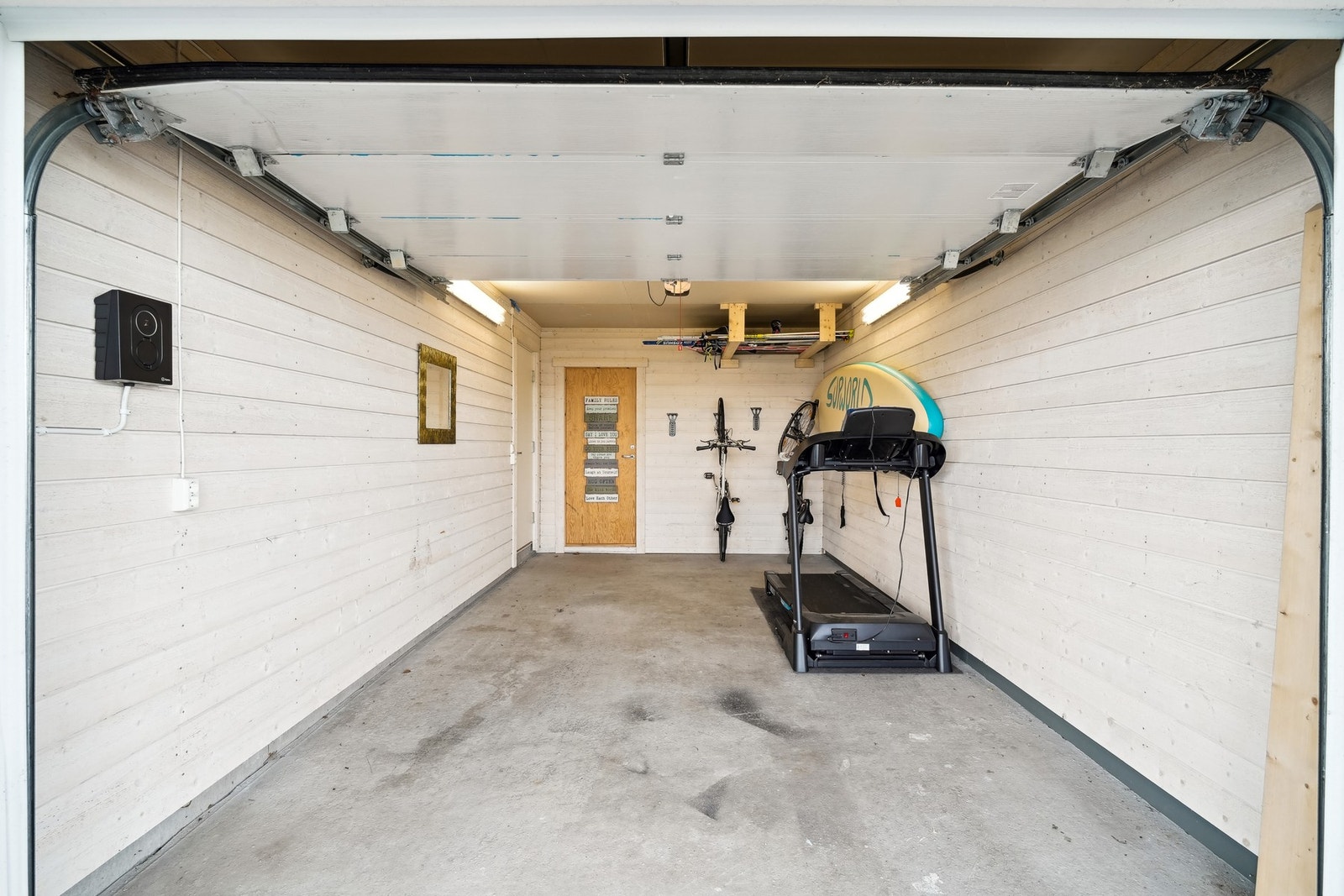 Garasje på ca. 19,7 kvm med tilkomst til sportsbod i bakkant på ca. 8,3 kvm. Galleribilde