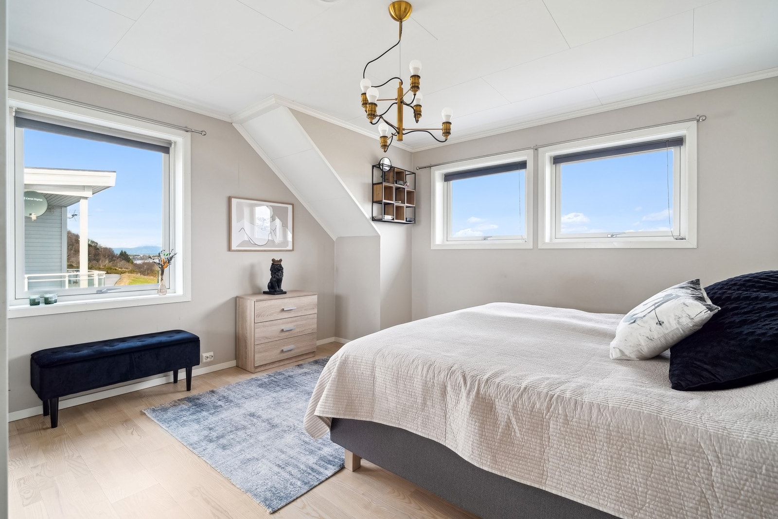 Hovedsoverommet er lyst og har et romslig areal på ca. 16,1 kvm. Galleribilde