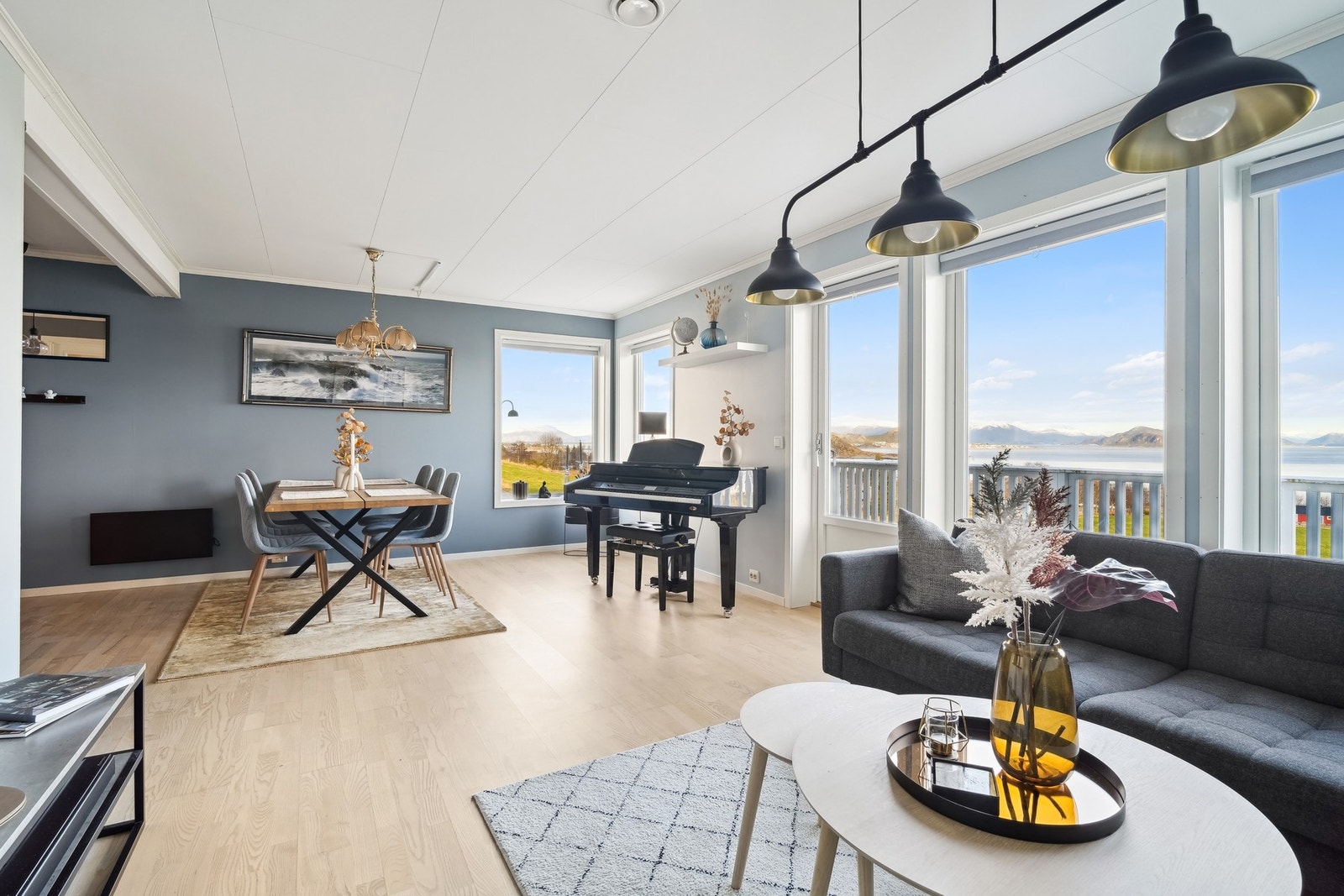 Stuen har et romslig areal på ca. 27,7 kvm. Galleribilde