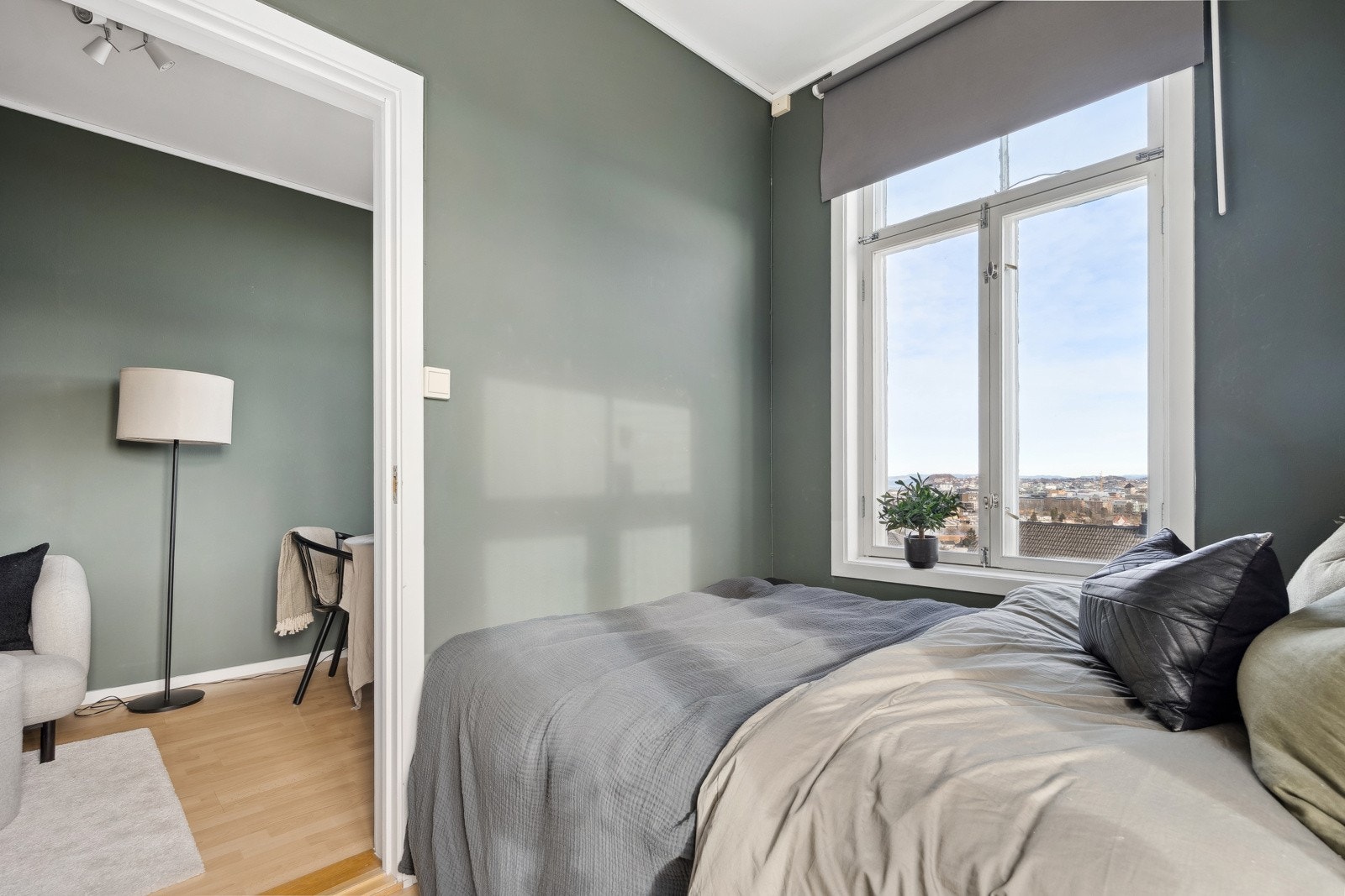 Her er det plass til dobbeltseng og tilhørende møblement. Galleribilde