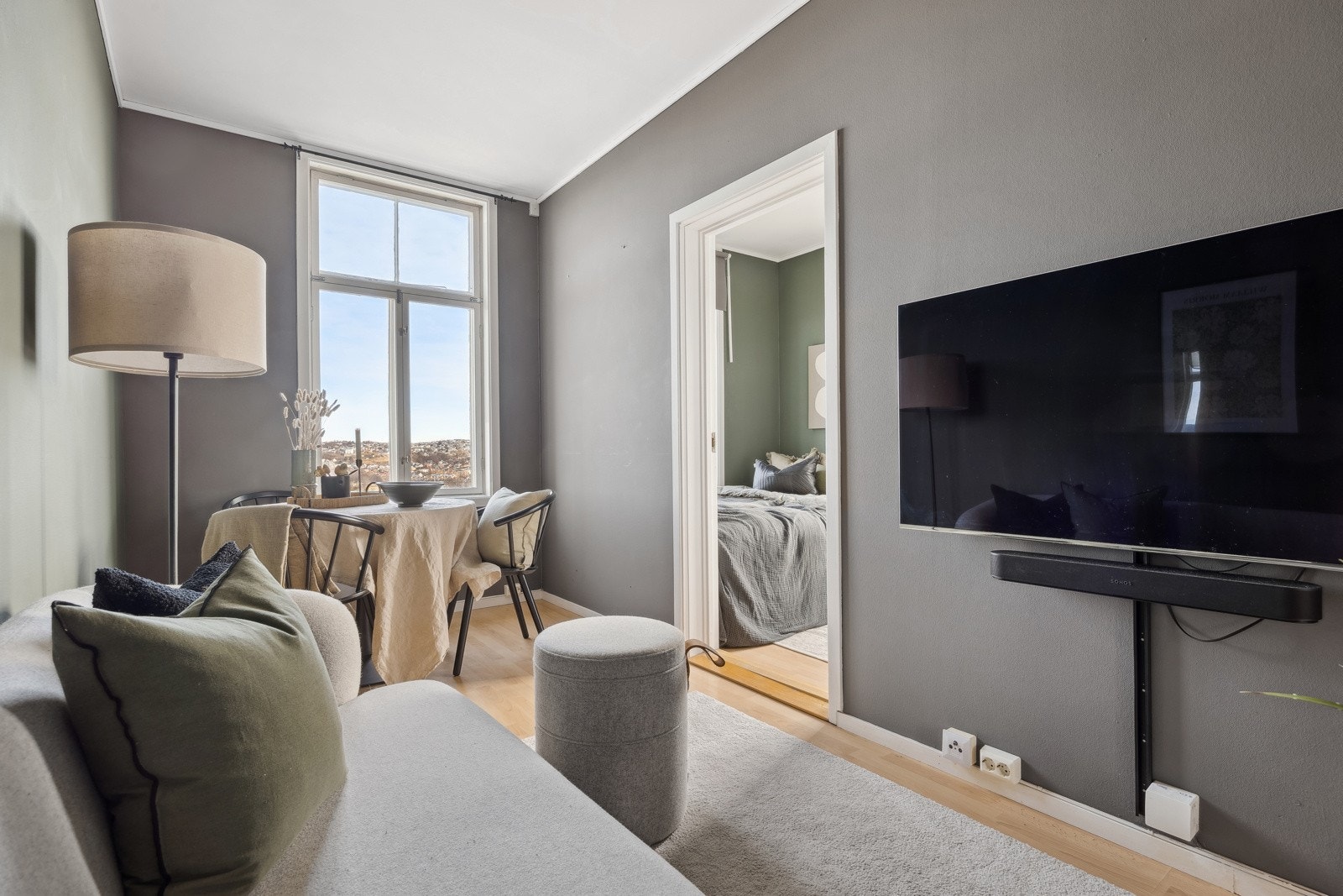 Her er det plass til å innrede stuen med både sofa og annet møblement. Galleribilde