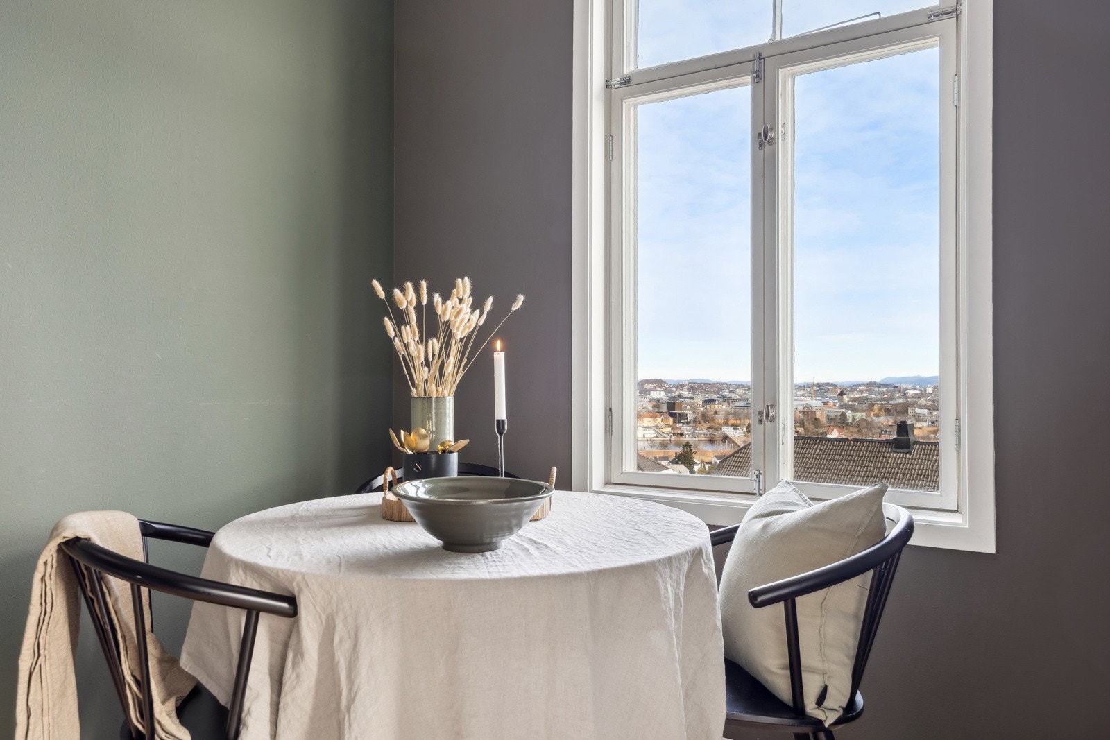 I stuen finner spisegruppen sin naturlige plass - perfekt for både måltider og samvær. Galleribilde