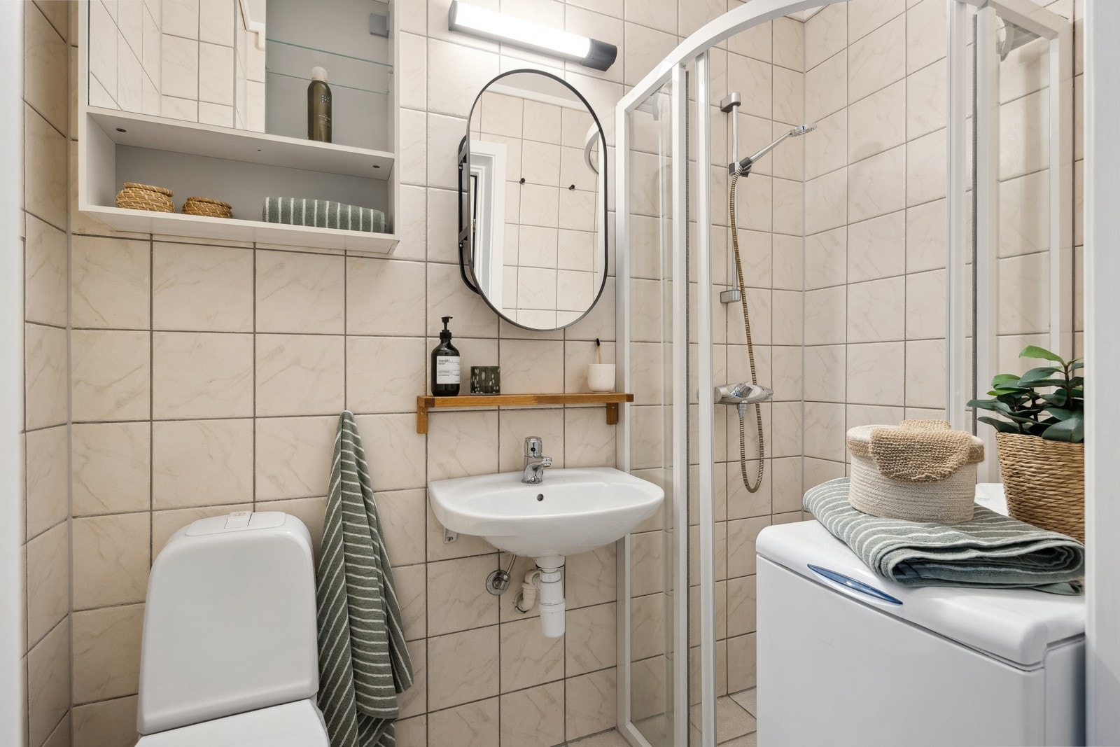 Baderommet er utstyrt med flislagt gulv med gulvvarme. Galleribilde