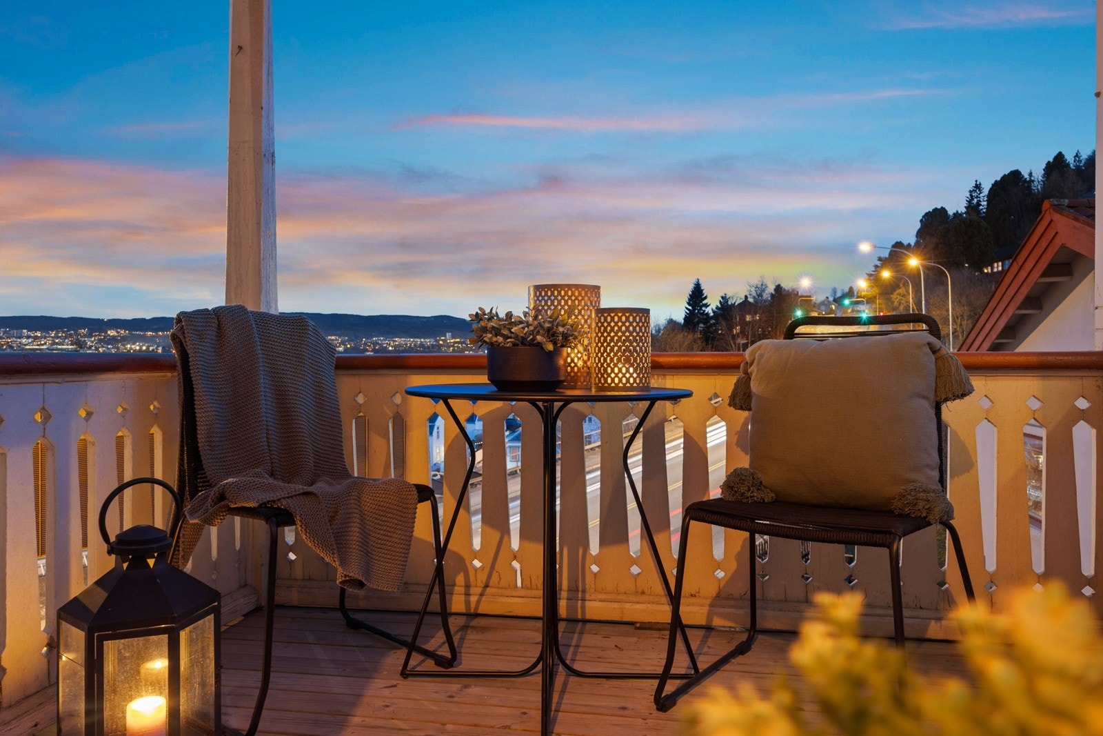 Balkongen er det perfekte stedet for å samle venner og familie til hyggelige kvelder. Galleribilde