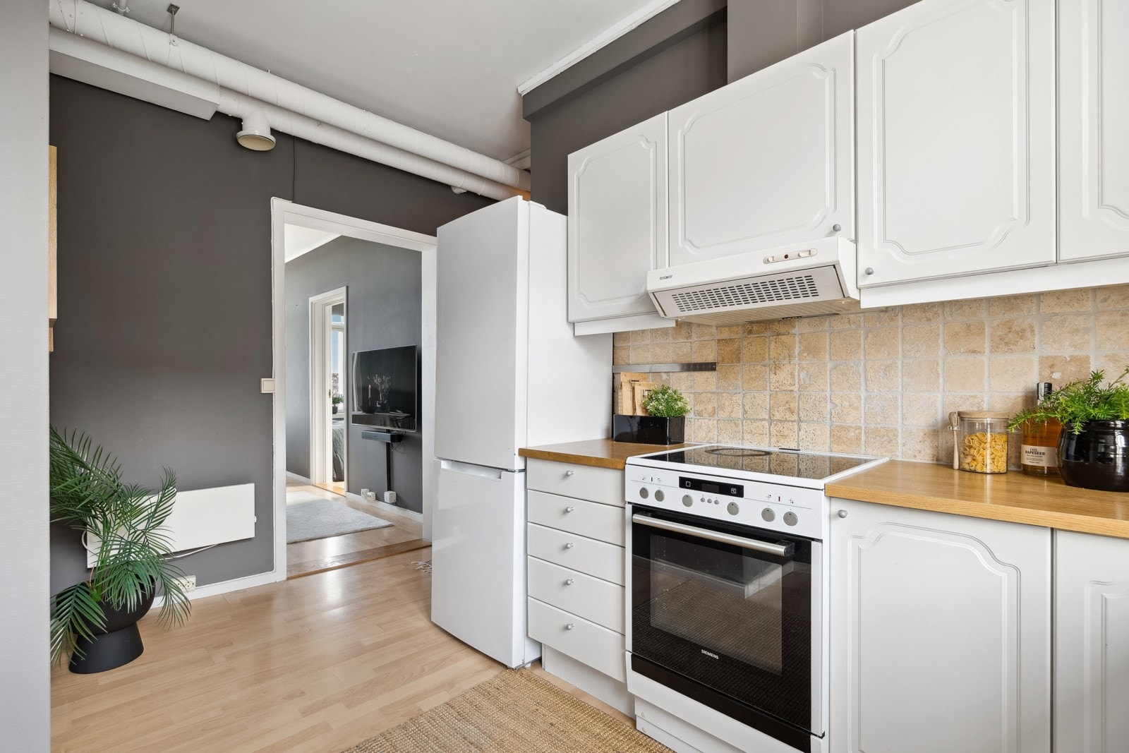 Kjøkkenet er godt utbygget med skap, skuff og benkeplass. Galleribilde