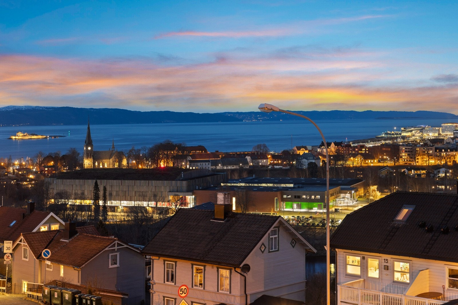 Velkommen inn til en lys og luftig 2-roms leilighet med attraktiv beliggenhet og fantastisk utsikt! Galleribilde