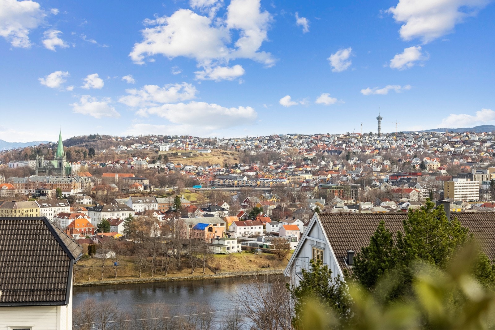 Fra leiligheten har du nydelig utsikt over Trondheim! Galleribilde