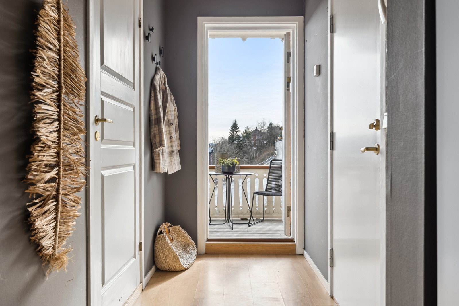 Fra gangen har du direkte utgang til en balkong med nydelig utsikt. Galleribilde