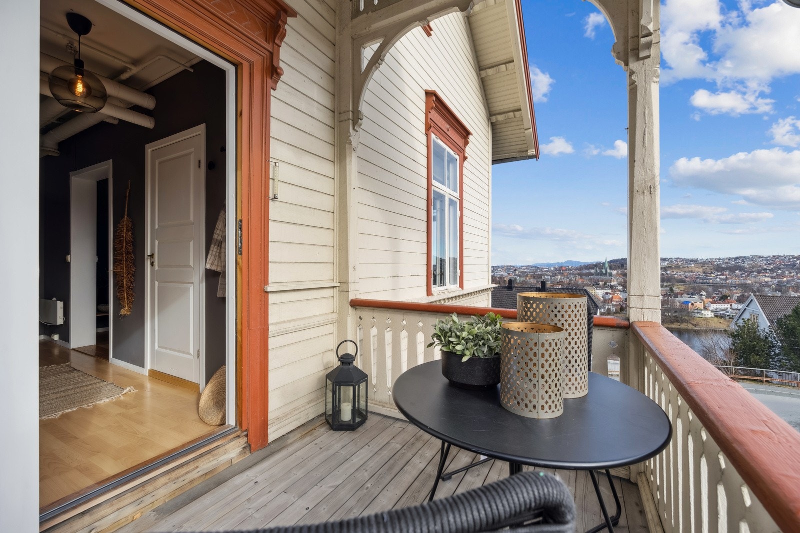 Balkongen kan lett innredes med utemøbler for å skape et koselig utendørsområde. Galleribilde