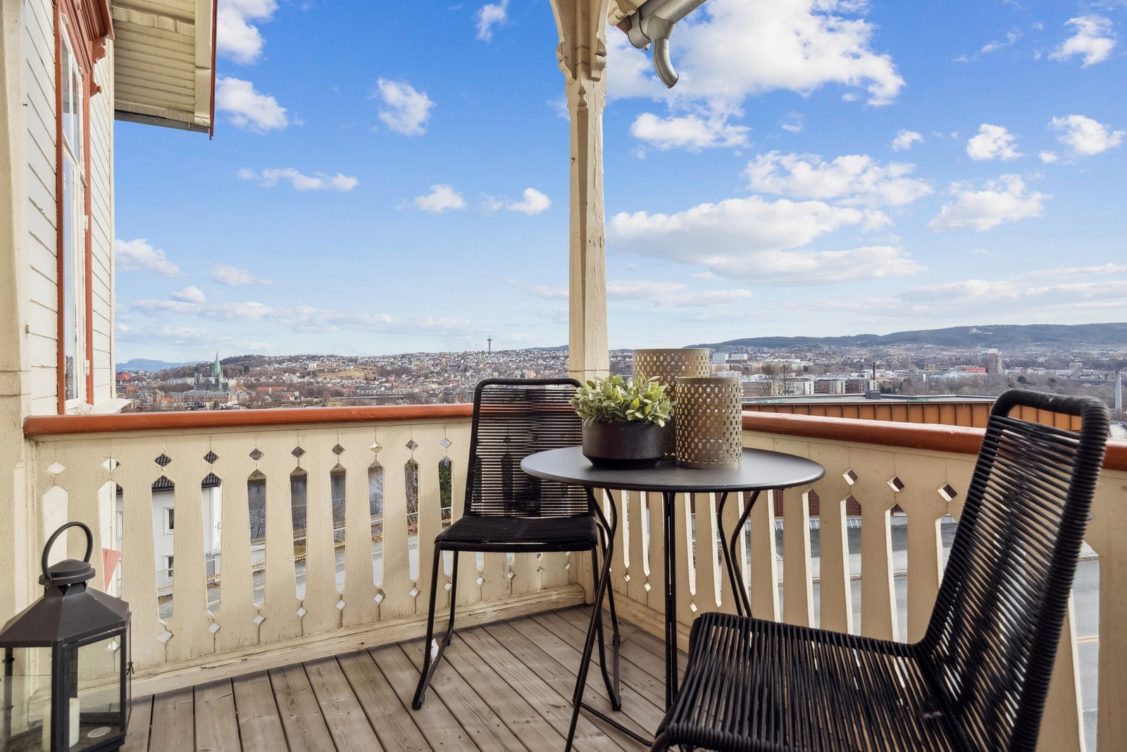Fra balkongen kan du nyte en fantastisk utsikt over Trondheim, med Nidarosdomen som et vakkert blikkfang. Galleribilde