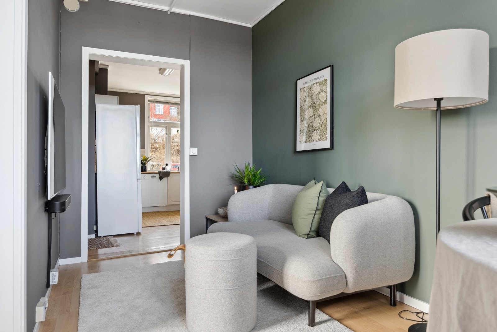 Moderne farger på stuen gir deg friheten til å innrede leiligheten etter din egen smak. Galleribilde