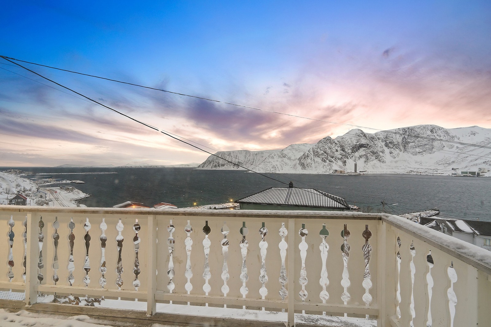 Velkommen til Holmbuktveien 5A - Flott utsikt over innseilinga Galleribilde