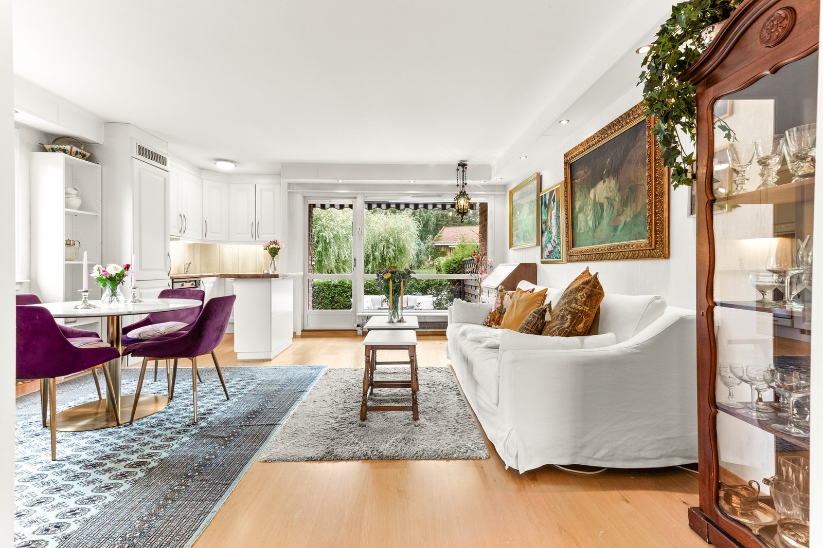 Store vindusflater gir rikelig med naturlig lys inn i leiligheten. Galleribilde