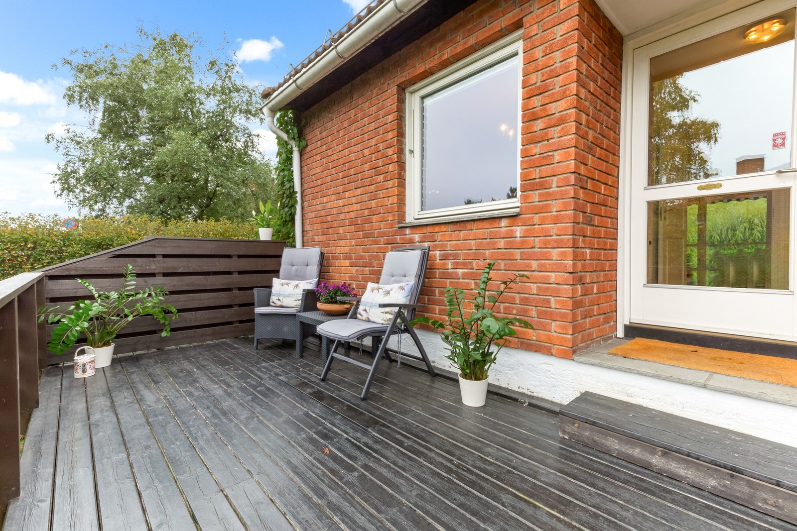 Morgenkaffen inntas her på terrassen ved inngangspartiet. Galleribilde