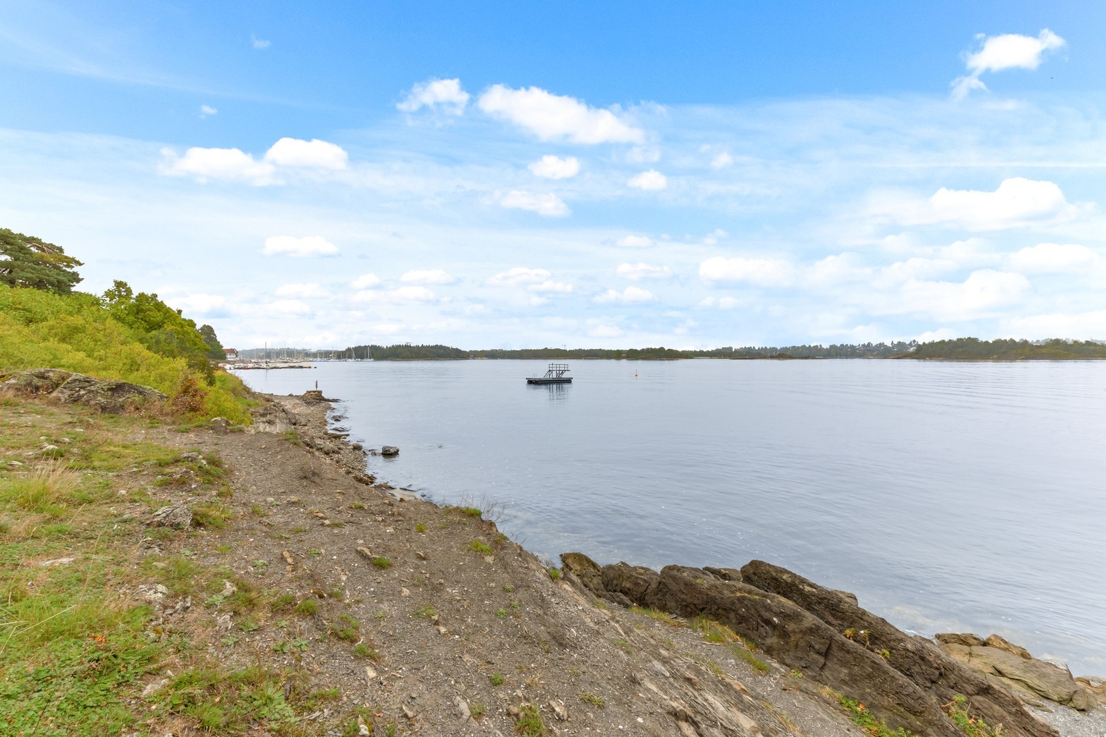 Fra Fjordveien 57 kan du tusle ned til en dukkert i Oslofjorden. Galleribilde