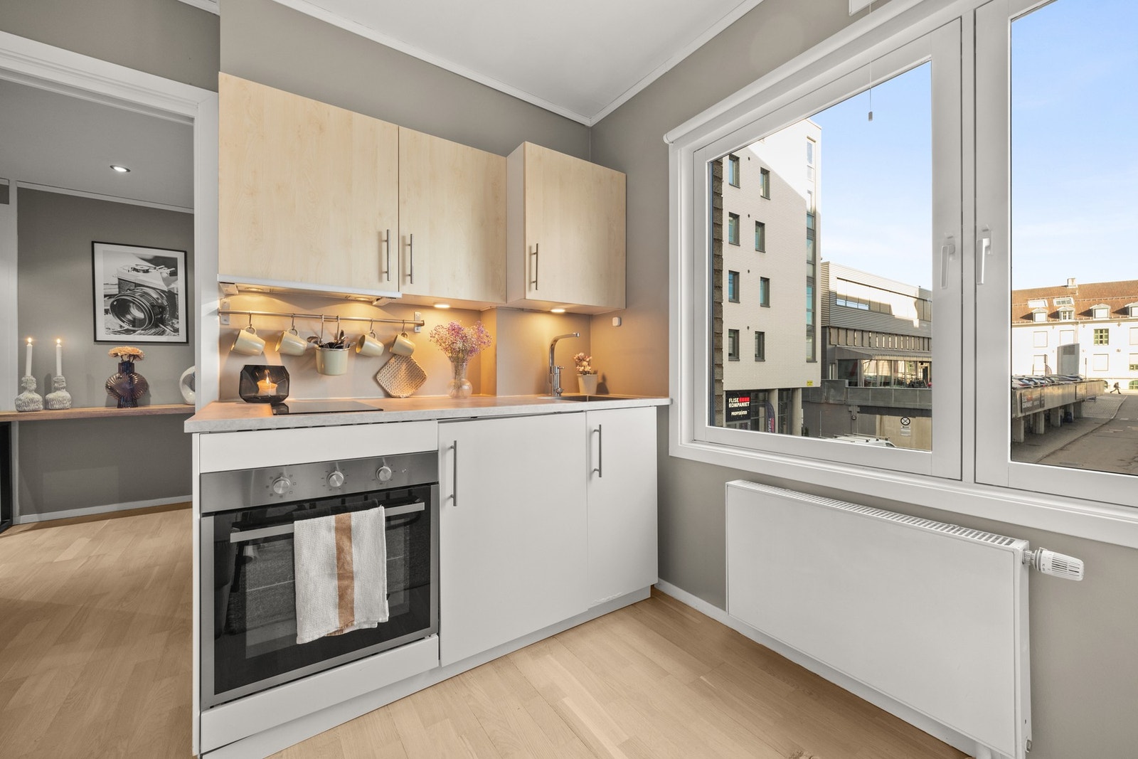 Delikat kjøkken som er ekstra "dypt" for å gi mer skap- og benkplass Galleribilde