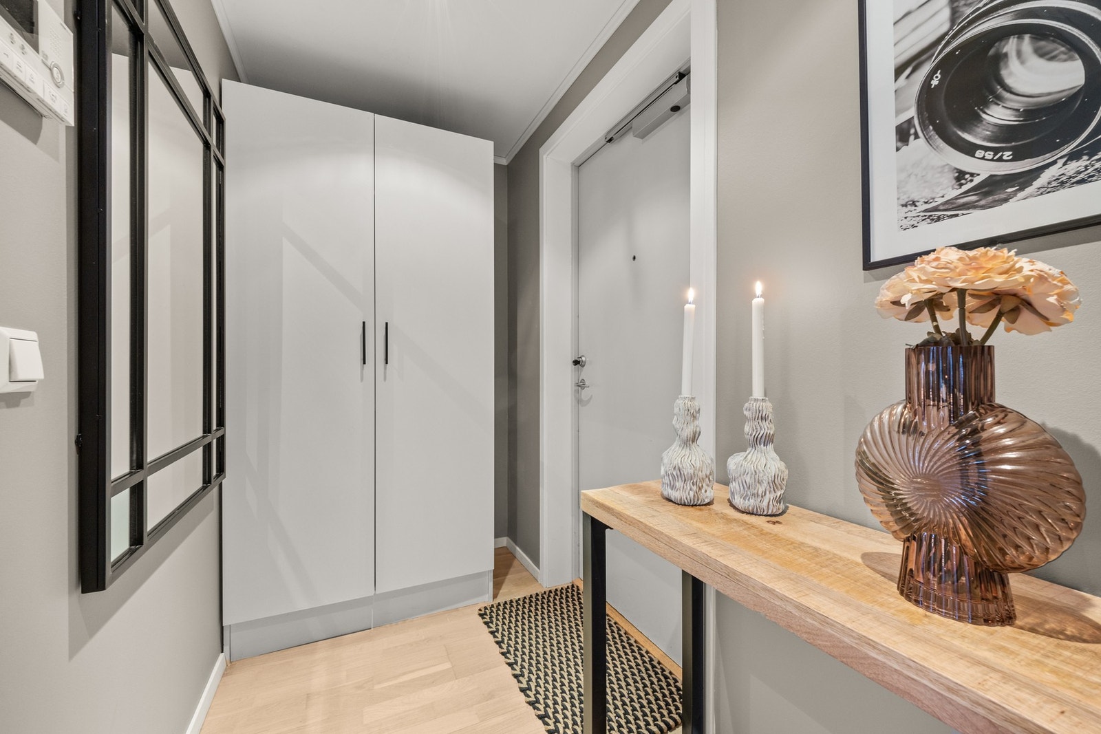 Romslig entré som skaper en fin flyt mellom inngang, bad og stue/kjøkken Galleribilde