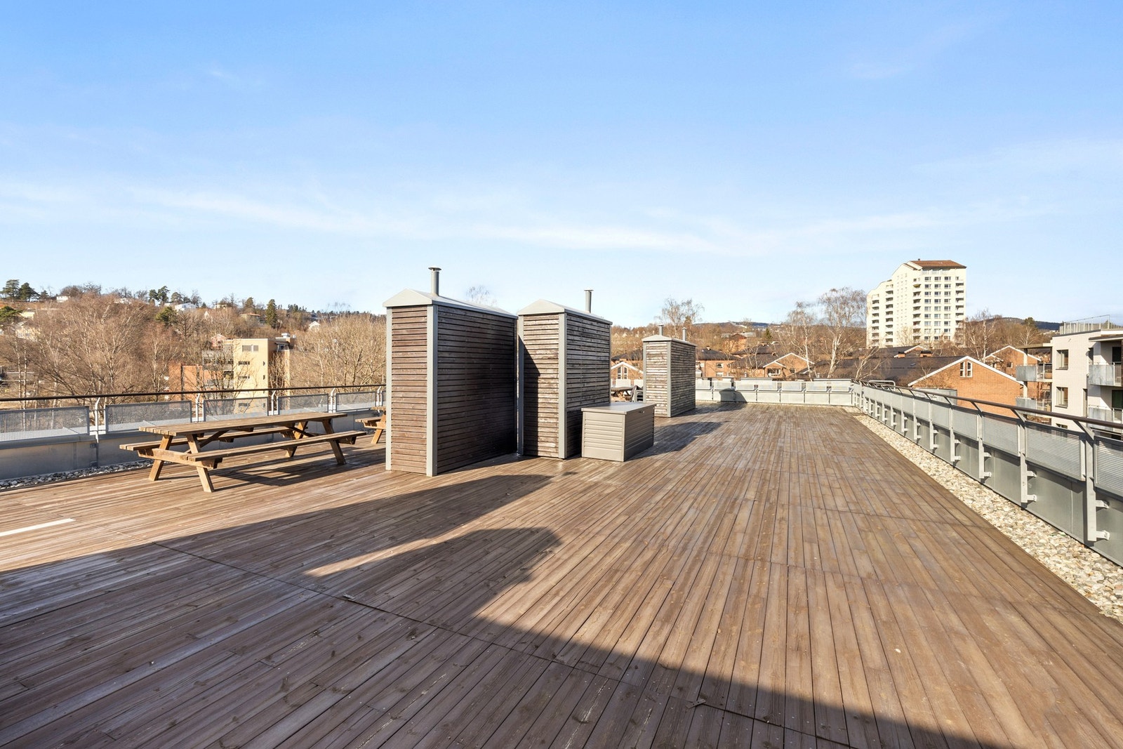 På takterrassen er det sol fra morgen til kveld. Ca. 10-23 sommerstid. Galleribilde