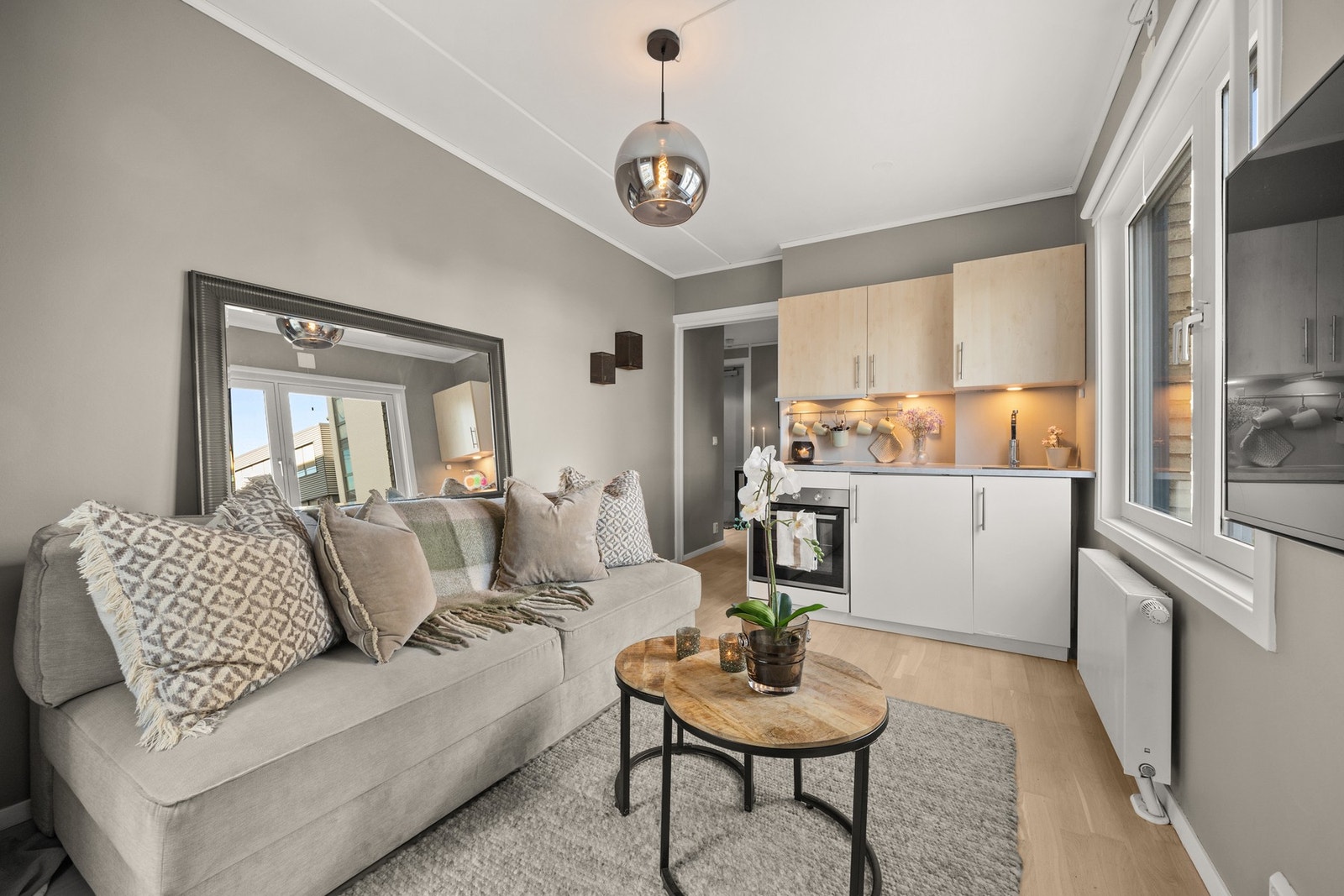 Nyslipt eikeparkett i hvitpigmentert matt lakk Galleribilde